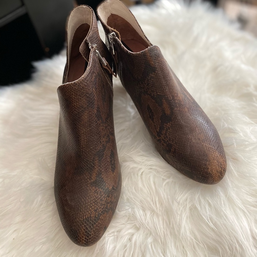 Like new w/ box Matt Bernson snake booties size 8